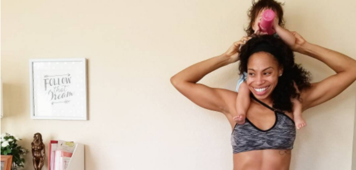 Mujer comparte con otras madres genial idea para amamantar y ejercitarse a la vez