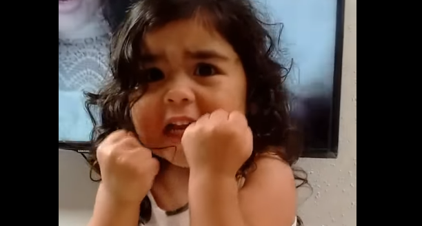 ¿La conoces? Esta es la niña que se hizo famosa imitando a Mon Laferte