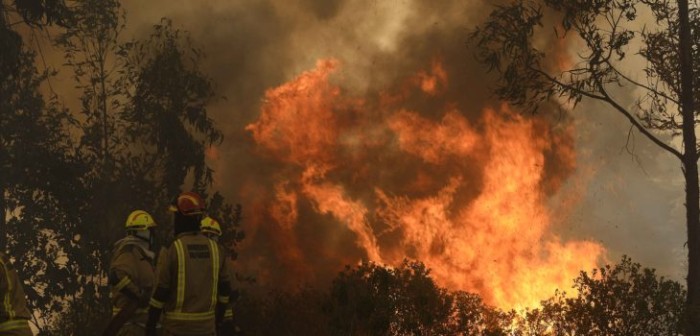 Confirman 2 fallecidos, 16 casas consumidas y 6 mil evacuados en Valparaíso por incendios
