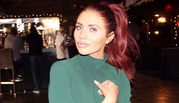 Modelo inglesa aclara polémica foto donde aparece embarazada y bebiendo alcohol