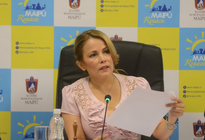 Cathy Barriga se indignó tras ser presentada en actividad como ex de Ronny Dance