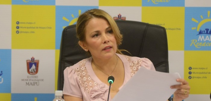 Cathy Barriga responde a seguidora que la criticó por subir video de fallido concejo