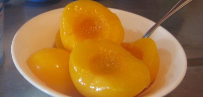 Mujer denuncia que una araña apareció dentro de lata de duraznos que compró en Coyhaique