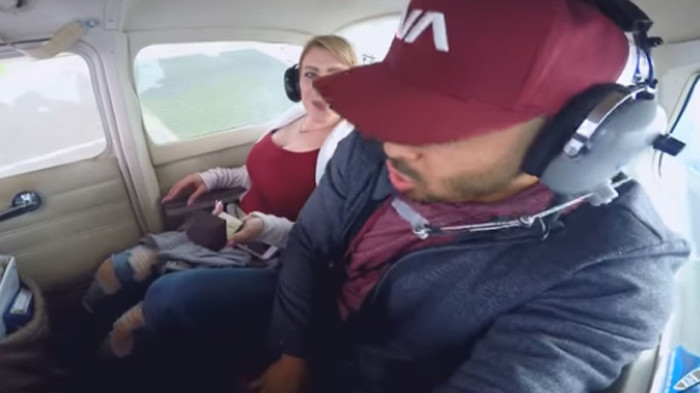 Joven planeó romántica propuesta de matrimonio en avioneta pero terminó vomitando