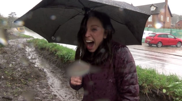 Divertido viral: reportera terminó literalmente empapada mientras grababa su informe