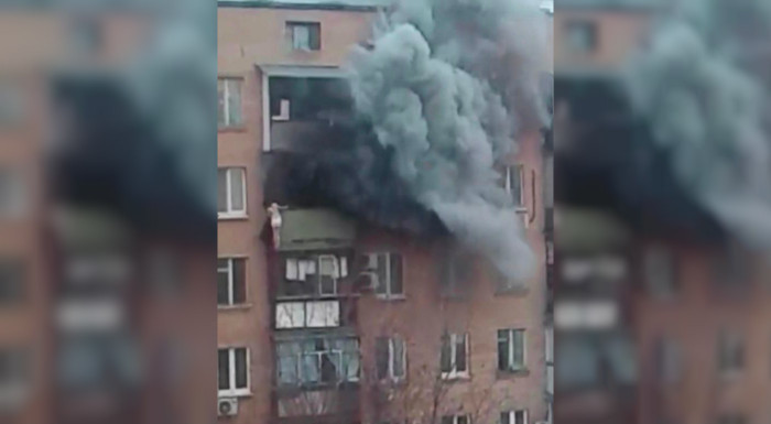 Impactante video capta cómo mujer cae desde 20 metros al escapar de incendio: sobrevivió