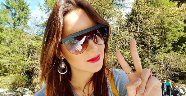 Kel Calderón acaparó miradas en evento con moderna chaqueta 'customizada'