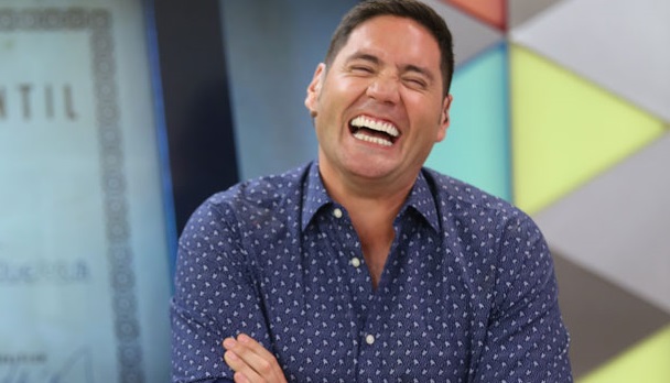 Pancho Saavedra se ríe de sí mismo con gracioso meme inspirado en 'Lugares que Hablan'