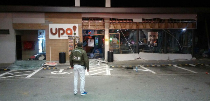 Banda hace estallar tienda en servicentro de Ruta del Itata y cubre escape talando árbol