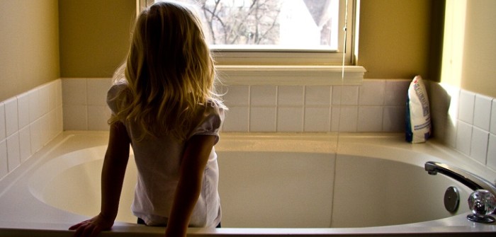 Las divertidas reglas de una madre para que sus hijos la dejen ir al baño en paz