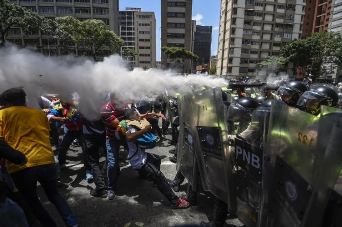 Impactantes videos muestran momento en que joven fue asesinada en megamarcha en Caracas
