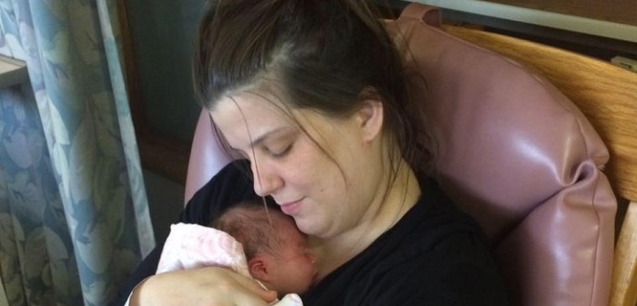 Cómo una publicación de Facebook de una embarazada salvó la vida de su bebé