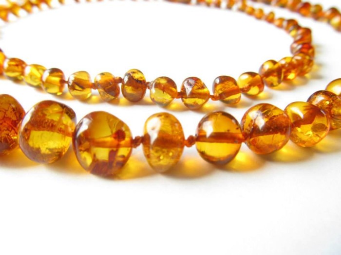 El boom de los collares de ámbar para calmar dolores en bebés: ¿son realmente efectivos?