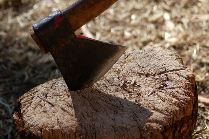 Insólito: peluquero ruso dejó de lado las tijeras y corta el cabello con hacha