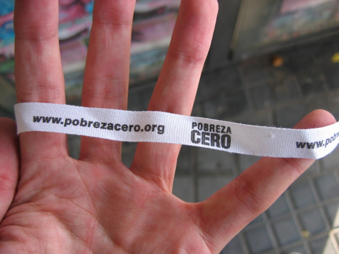 La sucia verdad que esconden las pulseras de tela que entregan en los conciertos y fiestas