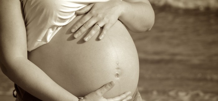 Joven embarazada salió asustada de su auto tras choque que causó llamas y la atropellaron