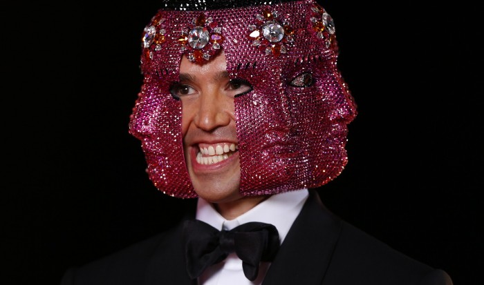 Di Mondo sorprende en Instagram con extravagante accesorio por el Día de la Tierra