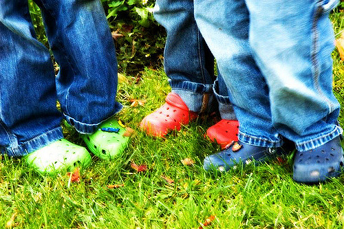 Las razones por las que especialistas no recomiendan usar los zapatos 'Crocs'