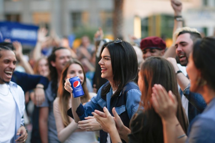 Cibernautas se enfurecieron con comercial de Pepsi protagonizado por Kendall Jenner