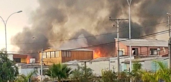Incendio quemó dos viviendas en población Gómez Carreño en Iquique