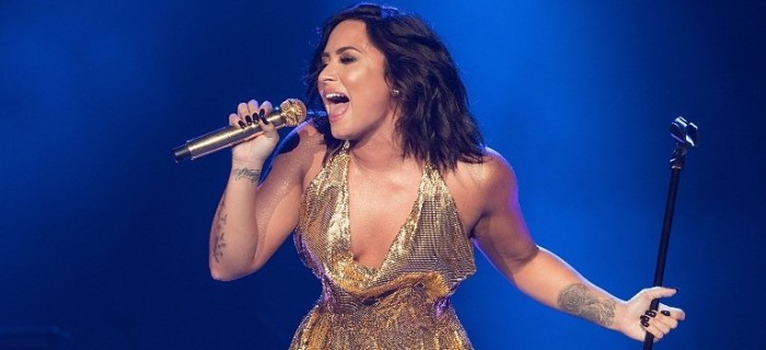 Demi Lovato se luce con escotado traje de baño: especulan con cirugía