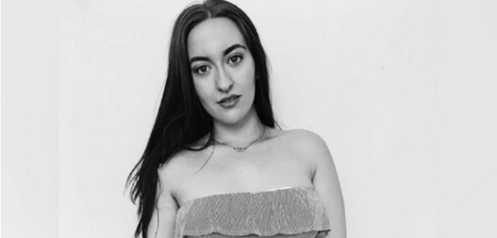 Modelo de talla grande muestra su celulitis para crear conciencia sobre belleza natural