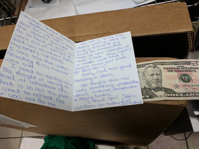 Mujer dejó una emotiva nota de disculpas a joven que trató mal en un café de EE.UU.