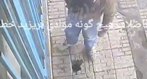 Video capturó cómo alcantarilla explotó en la cara de hombre que lanzó cigarro encendido