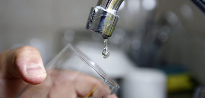Aguas Andinas se declara en preemergencia y llama a juntar agua por eventual corte