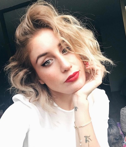 Daniela Castro socorrió a perro rescatado de la calle: ahora no sabe si quedarse con él