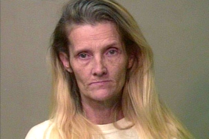 Condenan a abuela que se disfrazaba de bruja para asustar y maltratar a su nieta en EEUU