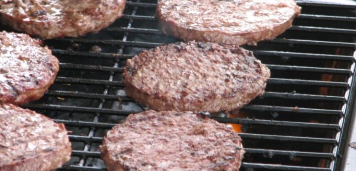 Denuncian irregularidades en 6 hamburguesas: sólo 10% de carne premium o cerdo por vacuno