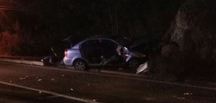 Tres asaltantes mueren en persecución policial en Valparaíso: chocaron contra un cerro