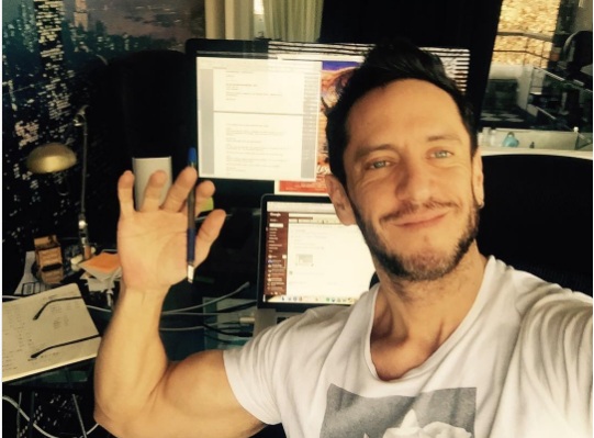 Pablo Illanes cuenta cómo toma las críticas ante incorporación de personajes LGBTIQ+ en teleseries