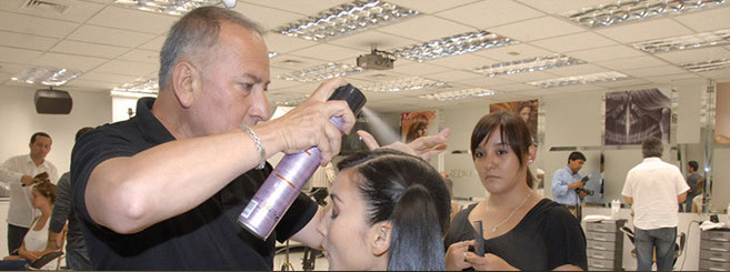 Estilista Patricio Araya selló su amor con pareja de hace 35 años: firmaron AUC