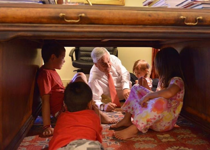 La divertida reacción de nieta de Piñera mientras estaba en la montaña rusa junto a él