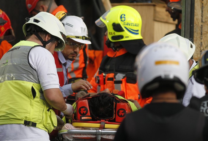 Bomberos restaca a un hombre y una mujer atrapados en el lecho del río Mapocho