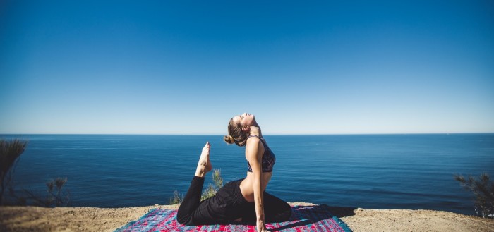 Para liberar tensiones: 4 relajantes ejercicios de yoga ideales para espacios reducidos