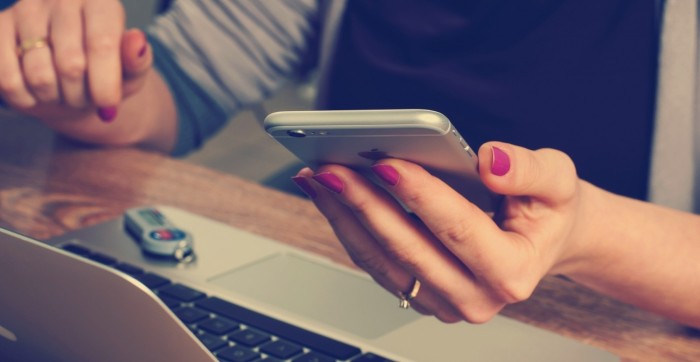 ¿Es normal revisar el perfil de una expareja en redes? Sicólogas entregan la respuesta