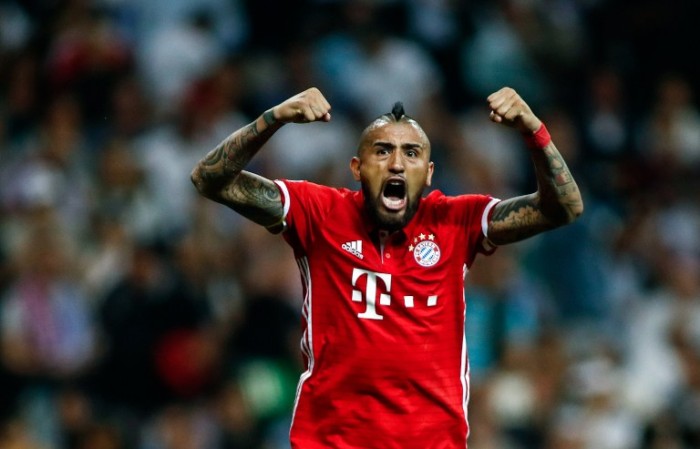 Arturo Vidal fue víctima de divertida burla de un compañero por antigua foto desnudo