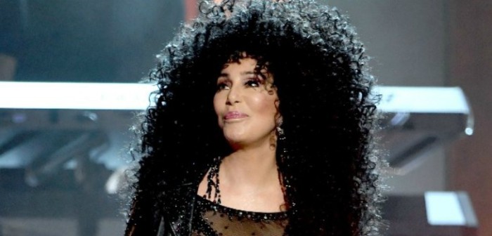 Cher se lució con sensual y atrevido look en los Billboard 2017 a sus 71 años