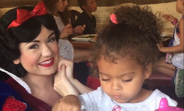 La genial reacción de pequeña que fue 'interrumpida' por Blancanieves mientras comía