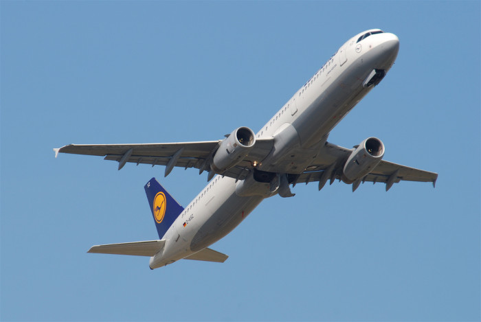 Difunden registro en que pasajero increpa y amenaza a senador Girardi arriba de avión