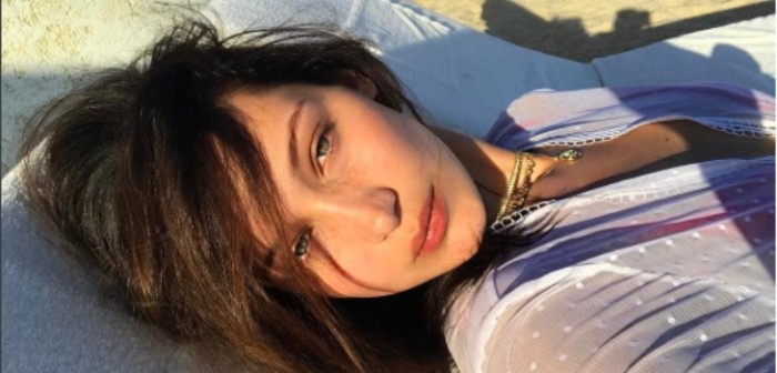 Modelo de Victoria's Secret Bella Hadid llegó con extravagante vestimenta al Met Gala