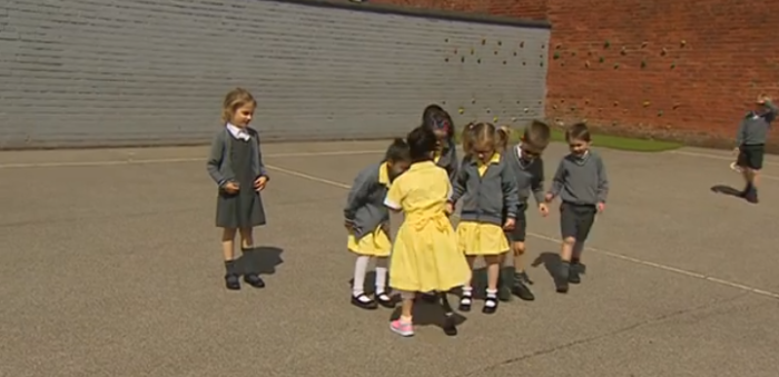 Emocionante: niña de 7 años estrena su nueva prótesis rosada y encanta a sus compañeras