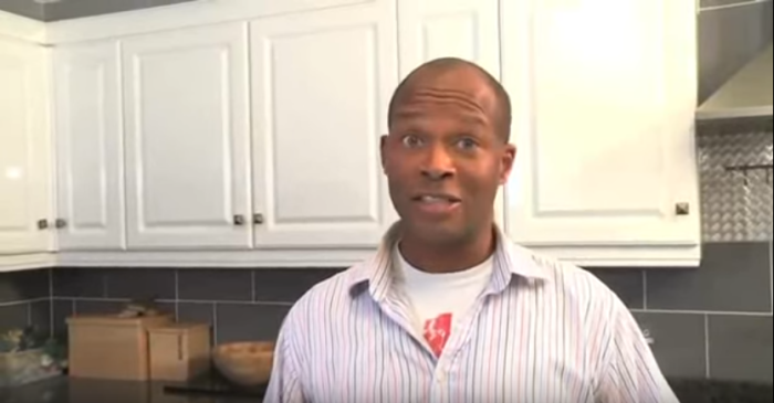 Hombre bajó 50 kilos con peculiar dieta: bebió su propia orina