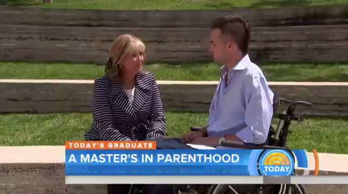 Sorprenden a madre que acompañó a hijo tetrapléjico a todas las clases en la universidad