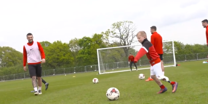 Niño que superó cáncer y tiene prótesis en honor a su club favorito jugó con sus ídolos