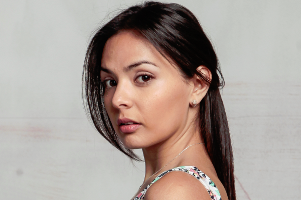 Carolina Arrendondo comparte bella foto de su graduación de 4º medio amamantando a su hija