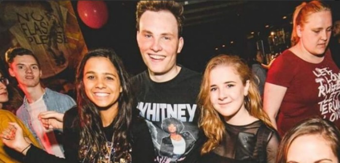 Inocente foto de amigos en un club está enloqueciendo a Internet